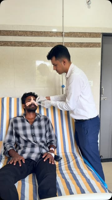 ✨ DAY 2 AFTER RHINOPLASTY | RECOVERY IN THE WARD 👃🏻

A glimpse into our patient’s Day 2 recovery a