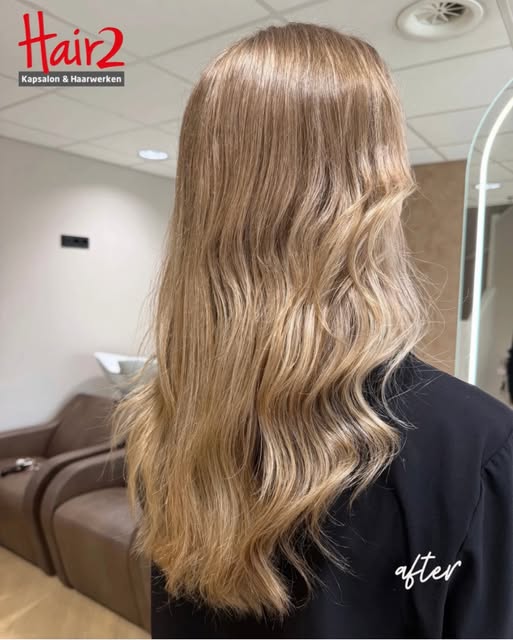 ✨ Blond weer helemaal opgefrist! ✨

Tijd voor een frisse boost van deze blonde lokken 🤍

Met mooie 