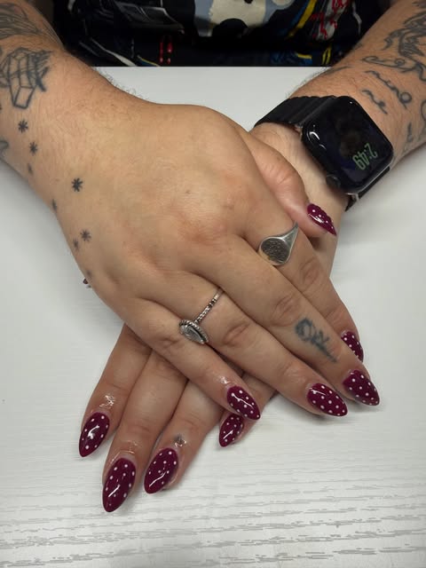 Simple, clean, and a little bit dotty for this acrylic refill 
#AcrylicNails #DotNails #NailArt #Min