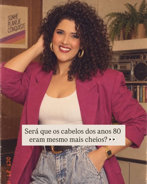 Quando a gente olha fotos antigas, é fácil pensar: “por que todo mundo parecia ter tanto cabelo?” 😂