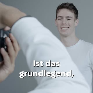 Als der Haarausfall weiter fortschritt und ein Toupet keine Lösung mehr war, entschied er sich für e
