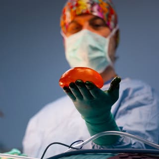 🇬🇧 Every successful outcome begins with the right implant and the right hands.

🇩🇪 Jedes erfolgr