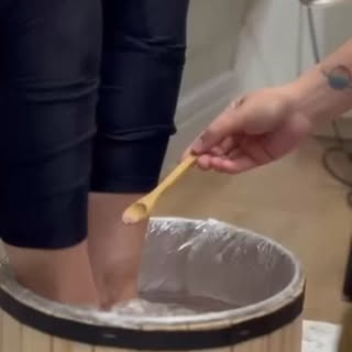 Depois de tanto caminhar por aí, que tal cuidar de quem te leva?
Escalda-pés com óleos essenciais, e