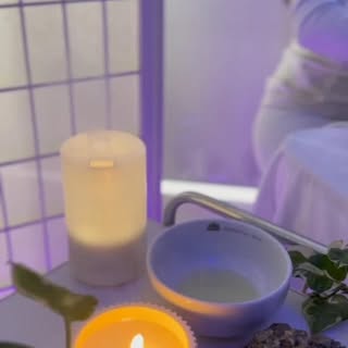 Entre aromas e toques sutis,
os fios encontram abrigo.
A terapia capilar é mais que cuidado —
é ritu