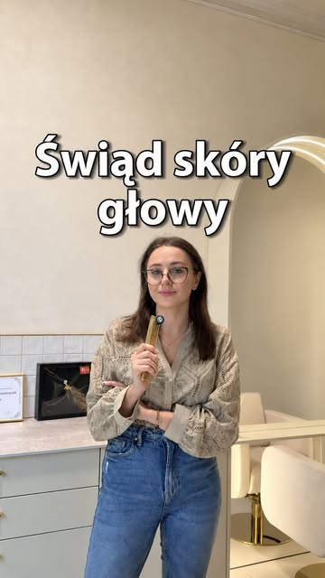 Świąd skóry głowy bardzo często prowadzi do złego pierwszego ruchu: ktoś od razu zmienia szampon na 