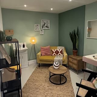 Take a look at one of our beautiful rooms available to rent. 😍

This could be your workspace based 