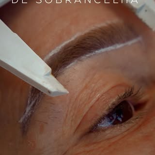 No transplante de sobrancelha contamos com uma visagista especializada, que auxilia no desenho ideal