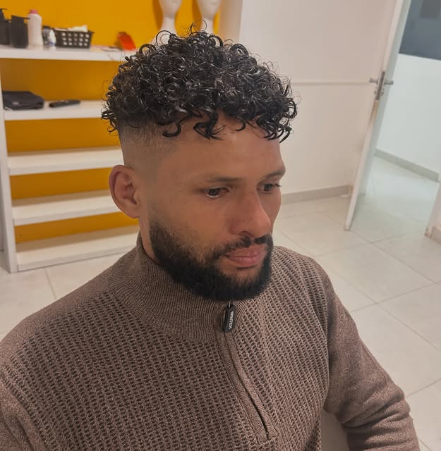 🔥 Prótese capilar cacheada extremamente natural!

Cachos, movimento e naturalidade em cada detalhe.