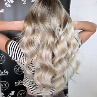 Un magnifique avant/apres pour notre belle Tyscia! 

Refonte de son balayage complète avec une tête 