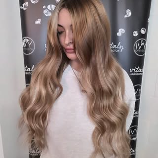 Partir d’une base foncée pour créer ce bronde… 🤎✨

Tout est dans le mélange des nuances. Ici, on a 