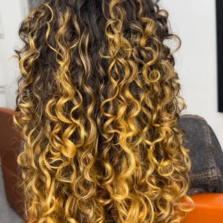 Corte que renova ✨

Hoje recebemos uma cliente que fez mechas e percebeu que seus cachos perderam um