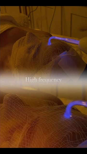 ✨ HIGH FREQUENCY IN YOUR FACIAL ✨

Have you ever wondered why I use high frequency during some of my