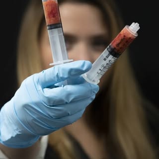 ¿Sabías que hay una cirugía rápida y segura para decirle *bye-bye* a esos cachetes *extra mofletudos