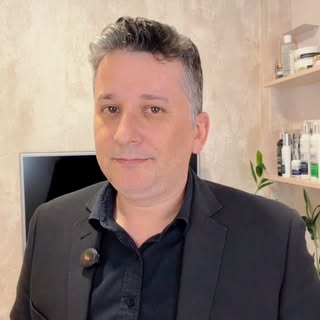 É normal caírem de 100 até 200 fios de cabelo por dia. O que não é normal é varrer fios pela casa, f