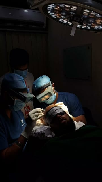 🧑‍⚕️ হেয়ার ট্রান্সপ্লান্ট চলছে…

একটি নতুন হেয়ারলাইনের পরিকল্পনা,
একটি নতুন লুকের প্রস্তুতি—
আর ধীর