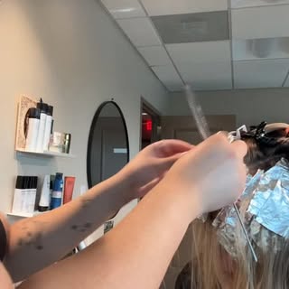Foil with me✨🌷🧚‍♂️✨#blonehair #foiling #hair #hairstylist #foiltransformation