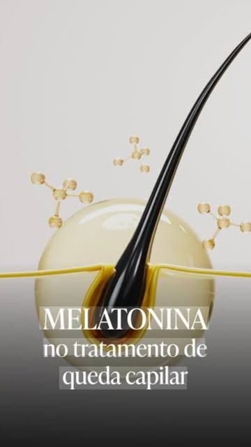 ​A melatonina vai muito além de ajustar o sono! 💤🧬
​No couro cabeludo, a melatonina tópica atua co