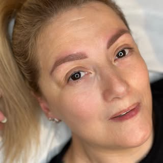 ✨ Une ligne de sourcils bien adaptée peut véritablement rajeunir un visage en ouvrant le regard et e
