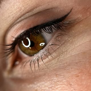 Liner classique fin 🖤
Une ligne délicate qui intensifie le regard tout en conservant un rendu natur