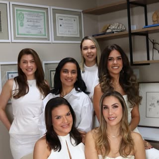 A dermatologia vai muito além de tratar a pele.

Por trás de cada queixa existe uma história, uma ro