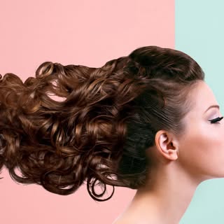 ¡Rizos a tope! Cuidados especiales para el pelo rizado.
.
El cabello rizado tiene mucha personalidad