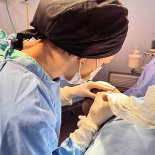 Medicina: palavra originária do latim que tem como significado “a arte de curar”. Curar vai muito al