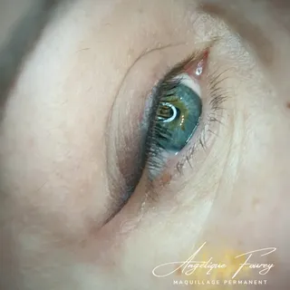 Eye-liner dégradé pour mettre en valeur ces jolis yeux bleus 😍

#maquillagepermanentcaen #maquillag