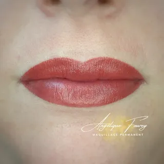 Maquillage permanent des lèvres ! La couleur est intense en fin de séance mais va s'estomper à haute
