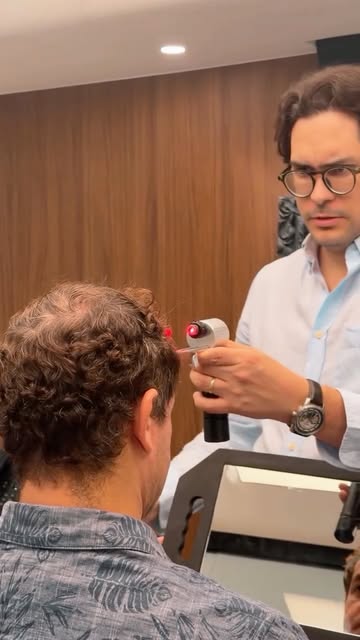 “Estou entrando na vida adulta e já estou ficando calvo. É normal?”

Os primeiros sinais de calvície