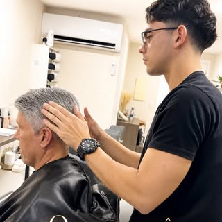 Ele chegou calvo, inseguro e em algumas horas, saiu com um visual grisalho impecável, linha capilar 