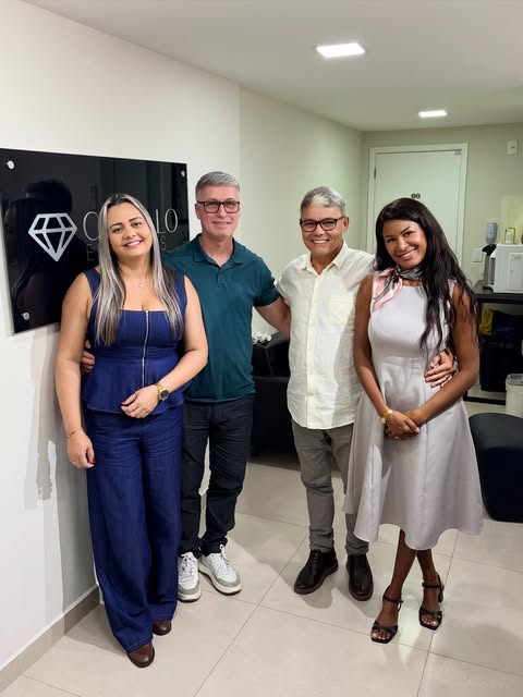✨Mais um grisalho maravilhoso na área! 

Somos a Cabello Express, que há mais de 10 anos devolvemos 