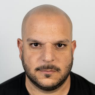 M: — Carolina, siento que cada vez me reconozco menos😣… 
He probado diferentes tratamientos, produc