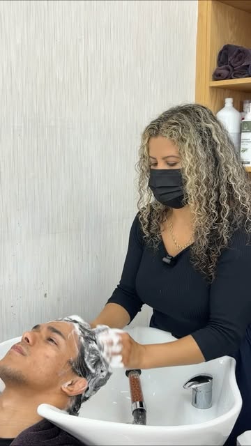 Cuidar dos cachos e manter a praticidade na rotina corrida é super possível! 🌿 Na 2ª sessão do prot