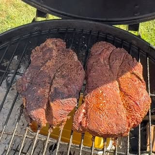 Poor man’s brisket on this Sunday 🤤 #chuckroast #kettlegrill #smoke #grill #grateful