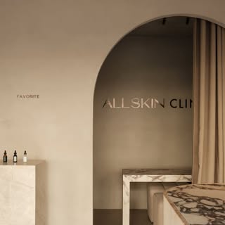 Not sure what your skin needs?

Book a free skin consultation, including a detailed skin scan with o