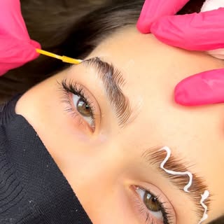 Mais um videozinho delicinha de ver 😅😍

Forma certa x errada de moldar os fios no brow lamination!