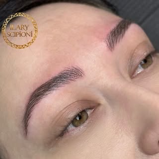 ✨ SOPRACCIGLIA PERFETTE, SENZA FILTRI ✨

Naturali. Eleganti. Realistiche.
Il trucco permanente non d