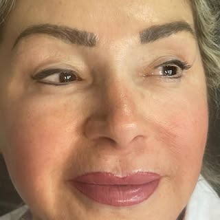 ✨ Labbra sempre definite, luminose e naturalmente valorizzate… senza bisogno di rossetto.

Con il tr