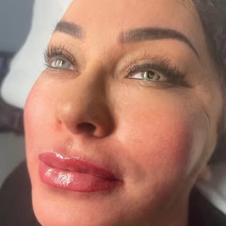✨ LIP BLUSH DIAMANT ✨

“Le tue labbra non hanno bisogno di essere rifatte. Hanno bisogno di essere v
