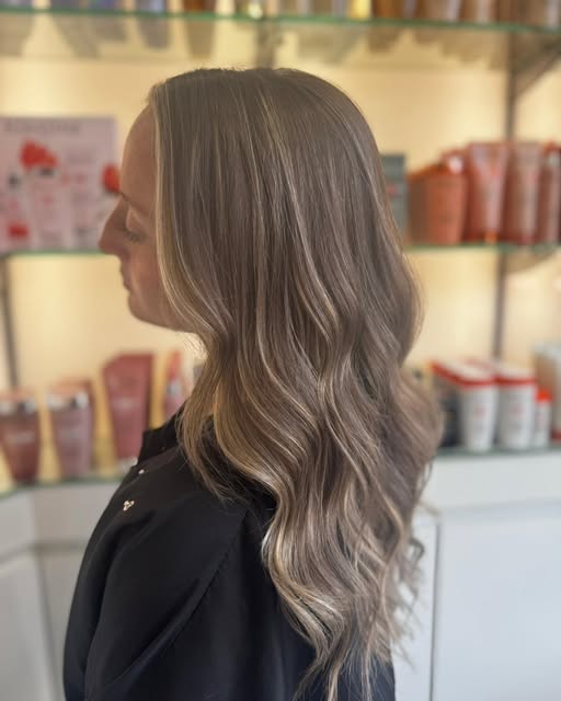 Delicate, sun-kissed and beautifully refreshed 💜✨

Kate at our Fleet salon has given this blonde ba