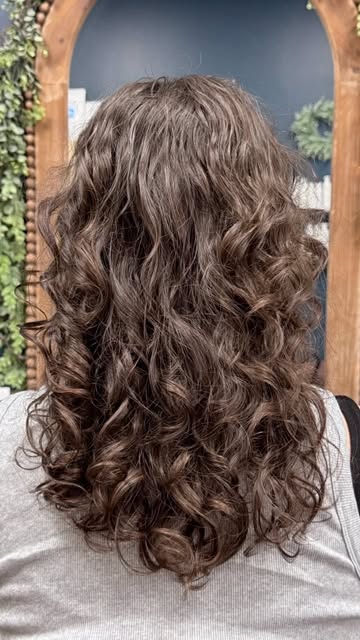 When your natural curls are🤌🏼

A layered cut removes weight and creates shape, and a Detox and Nou