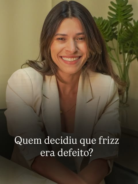 Durante muito tempo, fomos ensinados que cabelo bonito era cabelo perfeitamente alinhado.

O frizz p