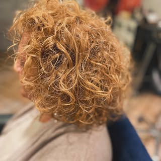 L’hairstyle di oggi ✨

• colore senza ammoniaca 
• taglio medio
• asciugatura scrunching

Che ne pen
