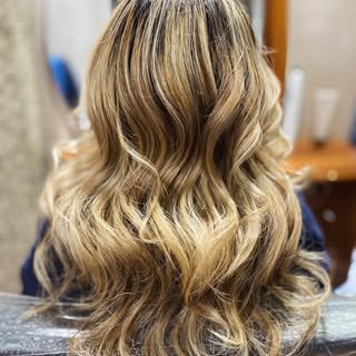 Onde morbide che sfumano i lineamenti e accendono lo sguardo ✨

Questa piega non è solo styling: è u