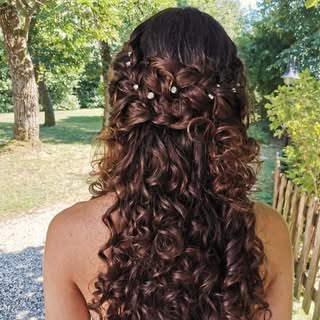 È stagione di matrimoni ✨ e i capelli fanno metà del look.

Un’acconciatura ben fatta non è solo bel