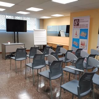 Disponemos de espacios, salas para reuniones, cursos, demostraciones y/o jornadas profesionales. Alq