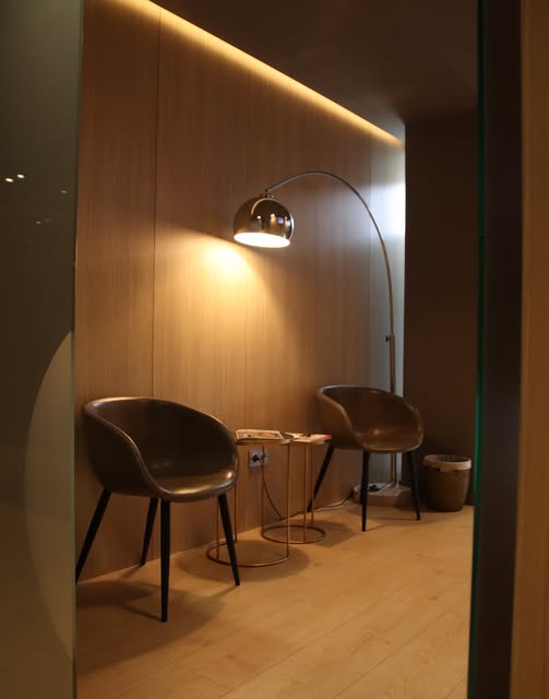 AQUÍ EMPIEZA TODO. ✨ Si has llegado a nuestra sala de espera, estamos deseando atenderte. 🤍 Porque 