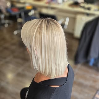 ✨ Blond beige lumineux & effet de profondeur ✨
Un joli travail de racines fondues pour apporter reli