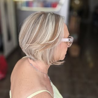 #brushinghair #carrécourt #meche #sansamoniaque #contouringhair #brillance #blondehair #soincheveux 