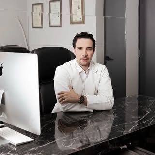 Dr. Jaref Elizondo

• Médico Cirujano — UDEM
• Maestría en Medicina Estética y Envejecimiento
• Nutr